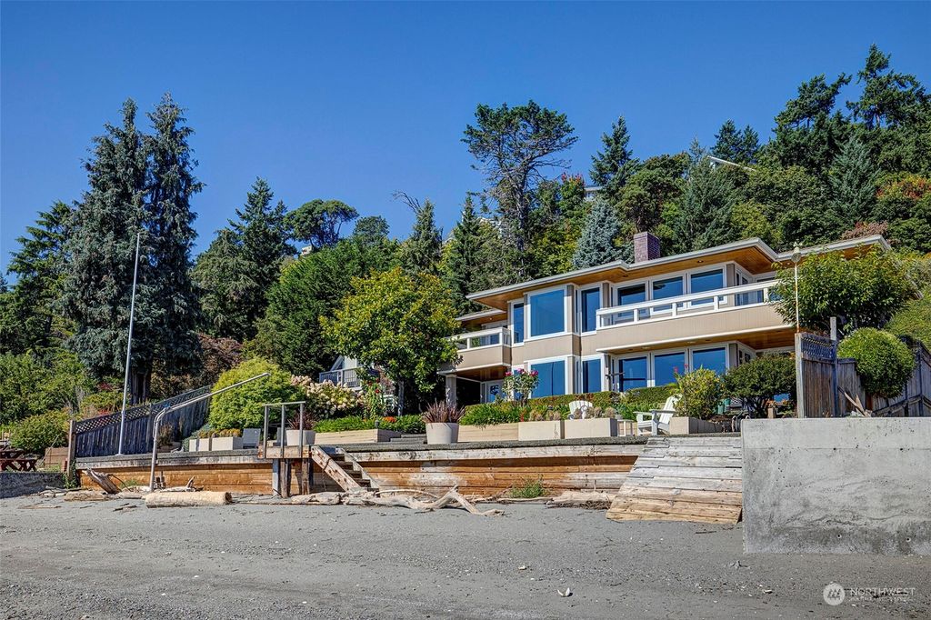 Photo of 2683 SW 172nd Street, Burien, WA 98166 (MLS # 2162384)