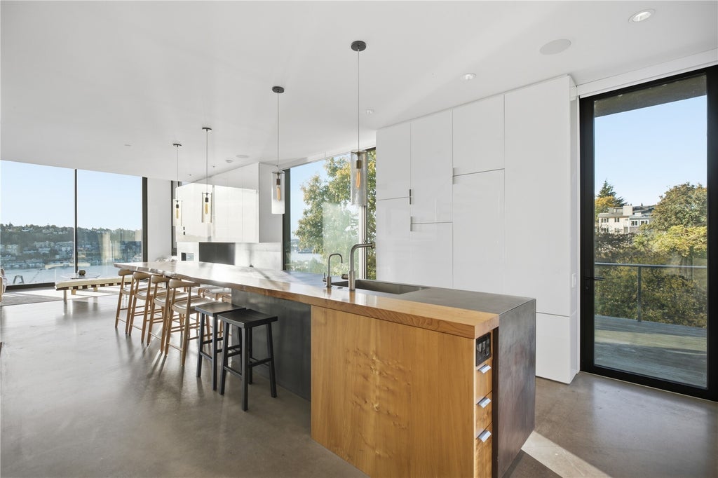 Photo of 812 E Blaine St ST, Seattle, WA 98102 (MLS # 2560027)