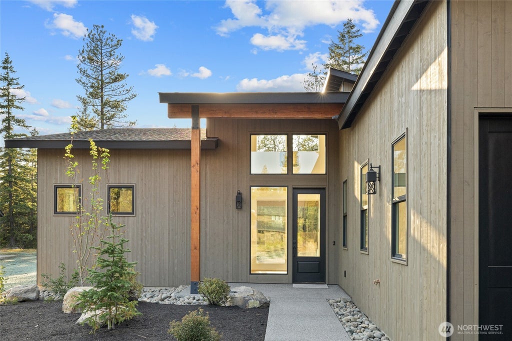 Photo of 1700 Wanawish Loop, Cle Elum, WA 98922 (MLS # 2590250)