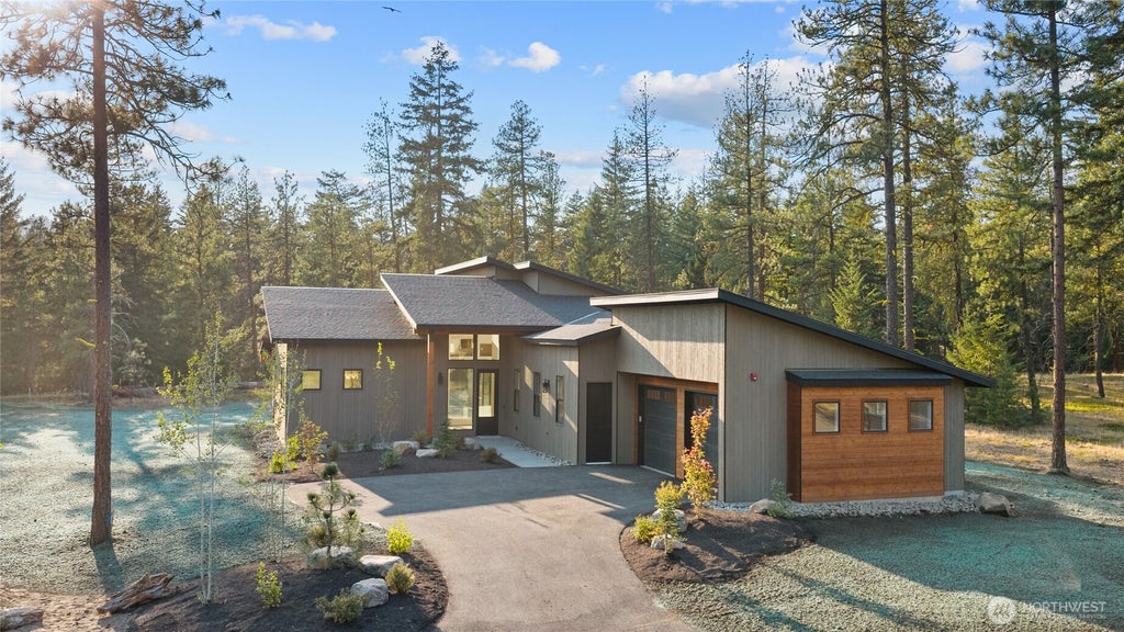 Photo of 1700 Wanawish Loop, Cle Elum, WA 98922 (MLS # 2590250)