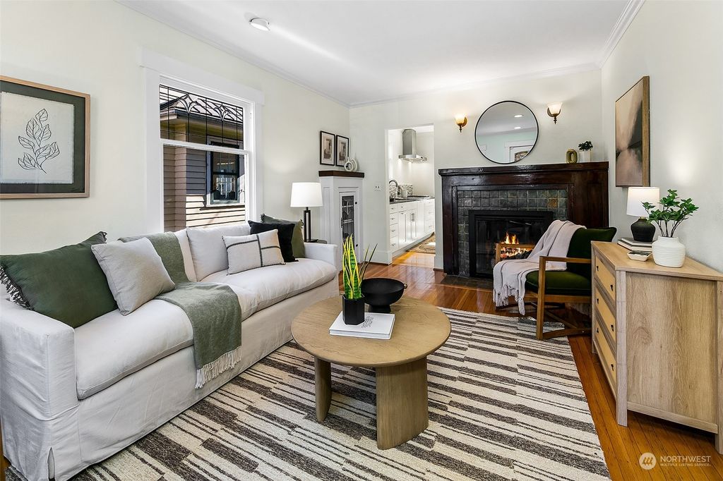 Photo of 811 W Newell Street, Seattle, WA 98119 (MLS # 2329607)