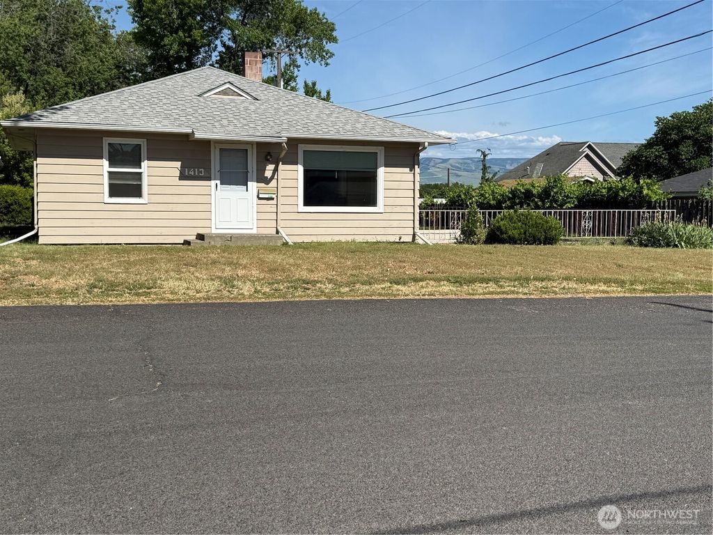 Photo of 1413 SE Central Avenue, College Place, WA 99324 (MLS # 2532844)