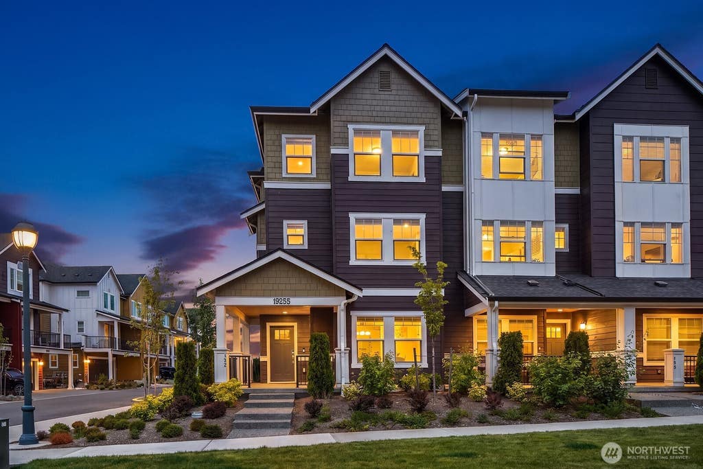 Photo of 19255 NE 69th Circle #105, Redmond, WA 98052 (MLS # 2562643)