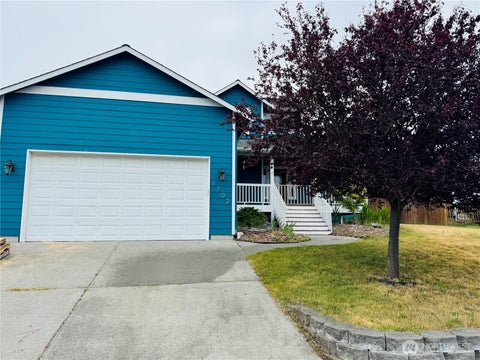 Photo of 1702 SW Ulysses Street, Oak Harbor, WA 98277 (MLS # 2538566)