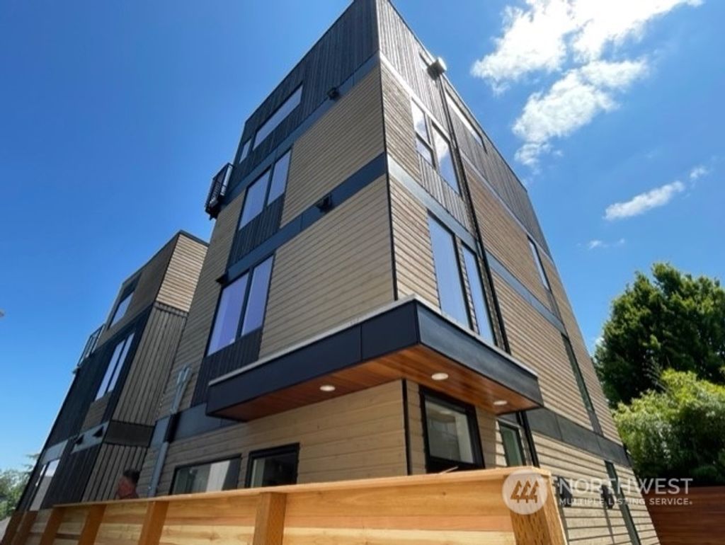 Photo of 118 26th Avenue E #B, Seattle, WA 98112 (MLS # 2173249)