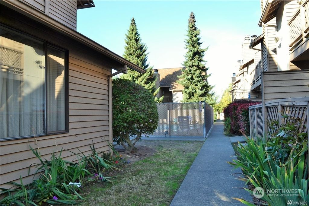 Photo of 12434 Ambaum Boulevard SW #215, Burien, WA 98146 (MLS # 2033870)