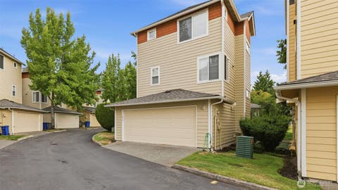 Photo of 515 225th Place NE #33, Sammamish, WA 98074 (MLS # 2567020)