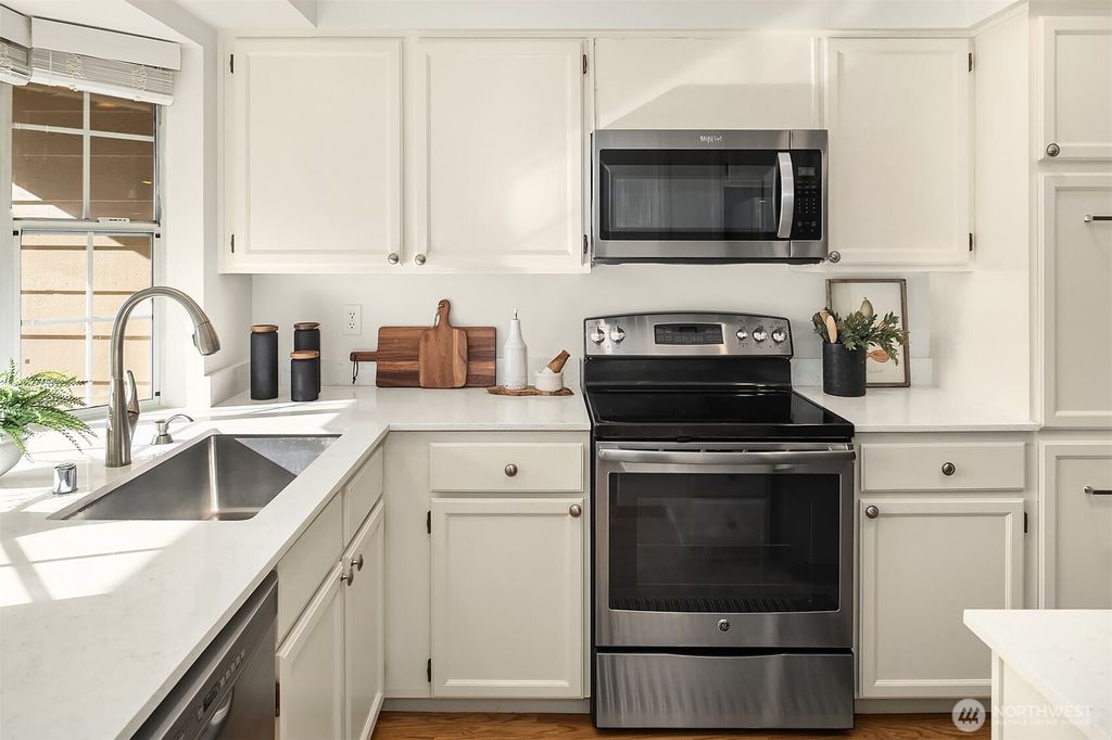 Photo of 13726 NE 85th Street, Redmond, WA 98052 (MLS # 2478933)