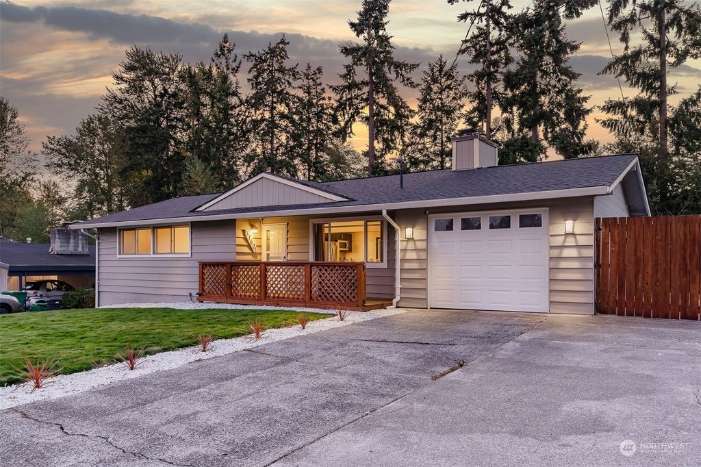 Photo of 31601 13th Avenue SW, Federal Way, WA 98023 (MLS # 1991605)