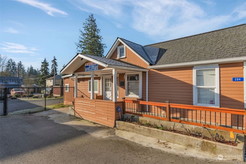 Photo of 204 W Stanley Street, Granite Falls, WA 98252 (MLS # 2326992)