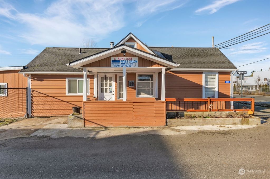 Photo of 204 W Stanley Street, Granite Falls, WA 98252 (MLS # 2326992)