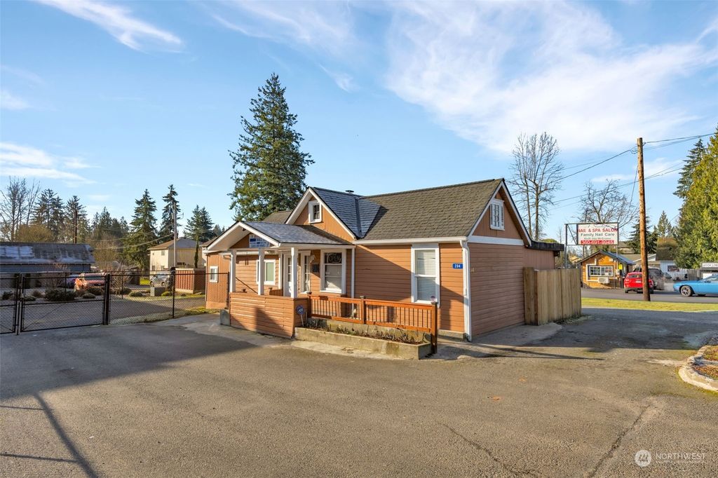 Photo of 204 W Stanley Street, Granite Falls, WA 98252 (MLS # 2326992)