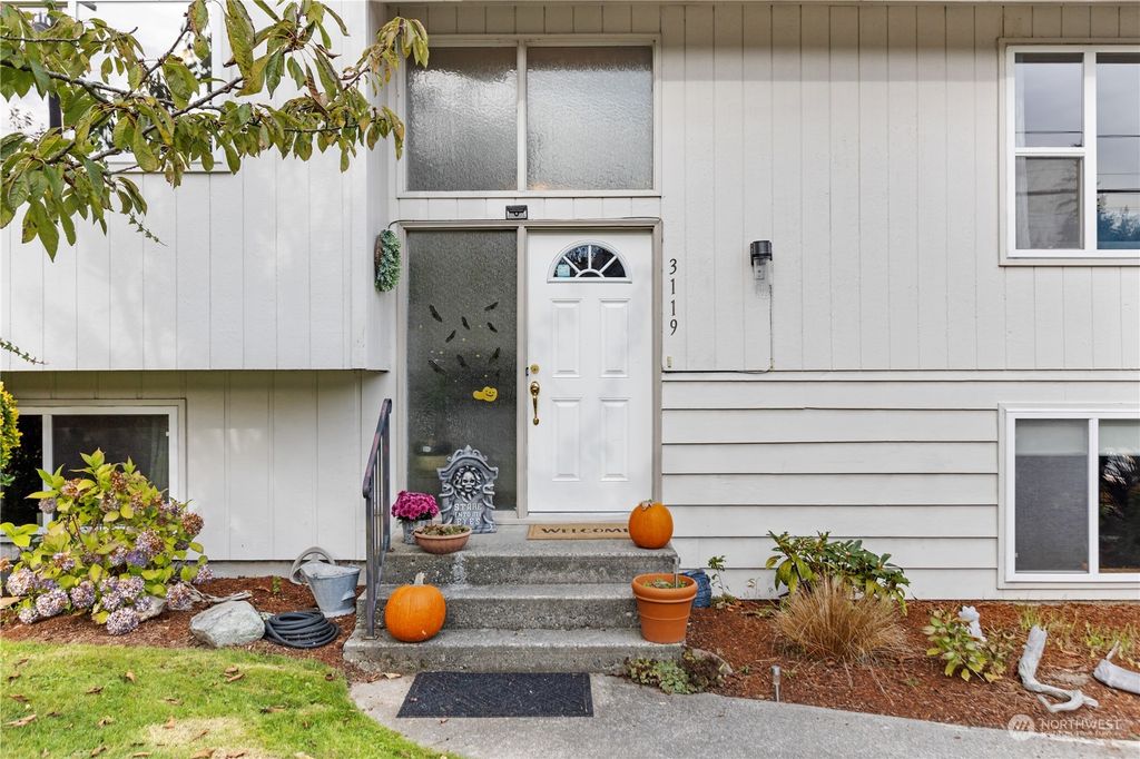 Photo of 3119 W Mukilteo Boulevard, Everett, WA 98203 (MLS # 2184890)