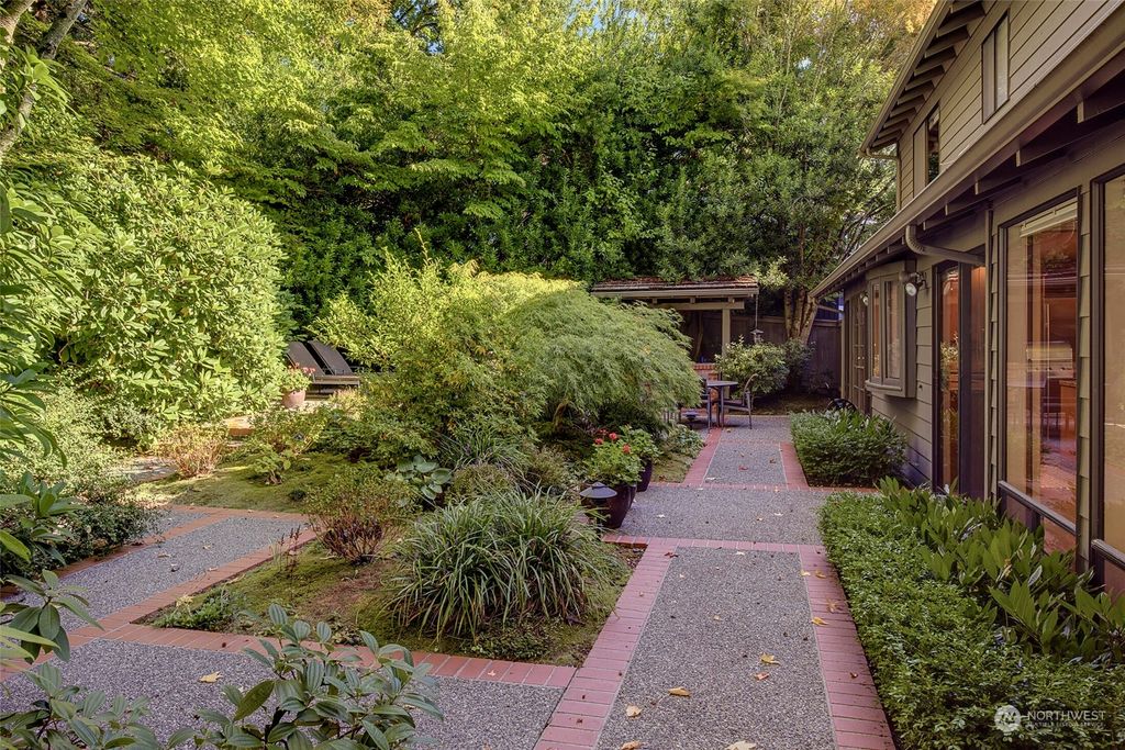 Photo of 8424 SE 35th Street, Mercer Island, WA 98040 (MLS # 2205409)