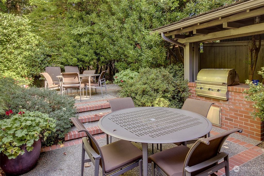 Photo of 8424 SE 35th Street, Mercer Island, WA 98040 (MLS # 2205409)