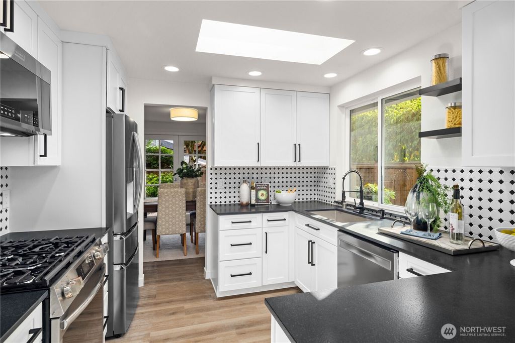 Photo of 18913 SE 42nd Place, Issaquah, WA 98027 (MLS # 2434553)