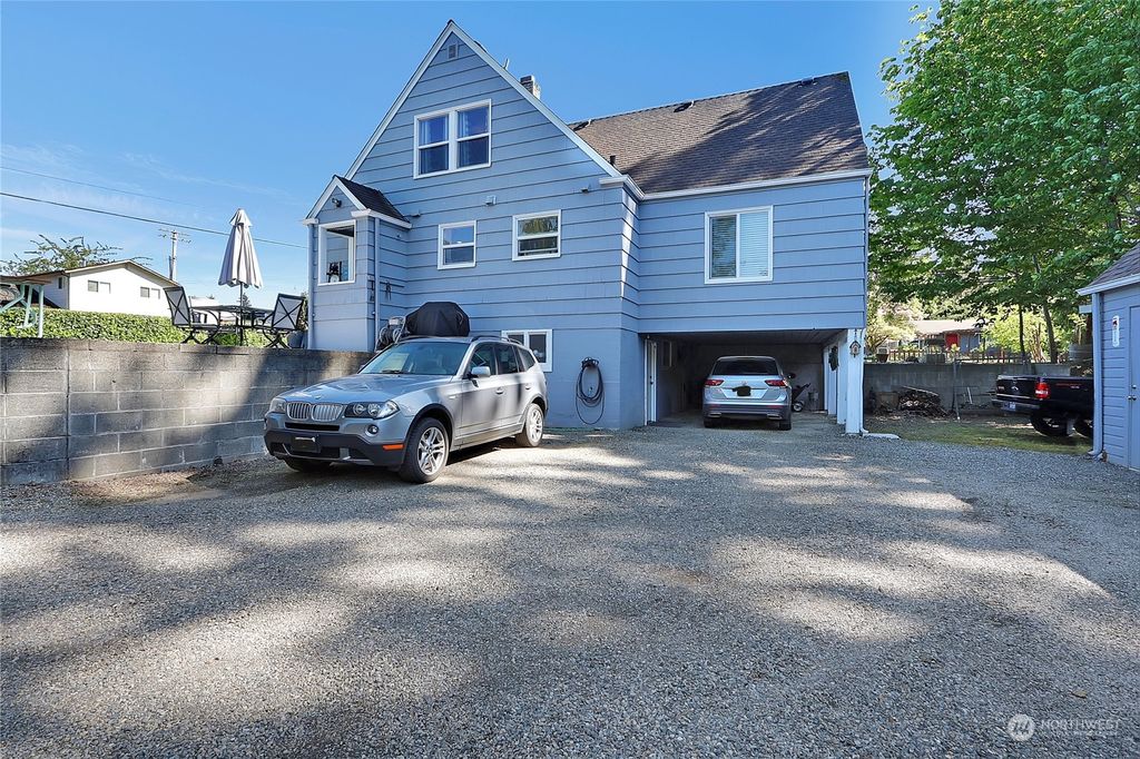 Photo of 435 Van De Vanter Avenue, Kent, WA 98030 (MLS # 2234620)