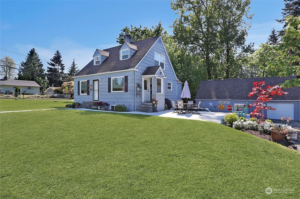 Photo of 435 Van De Vanter Avenue, Kent, WA 98030 (MLS # 2234620)