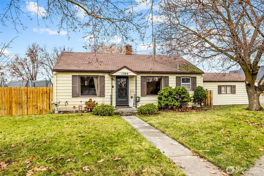 Photo of 1204 S 2nd Avenue, Walla Walla, WA 99362 (MLS # 2458281)