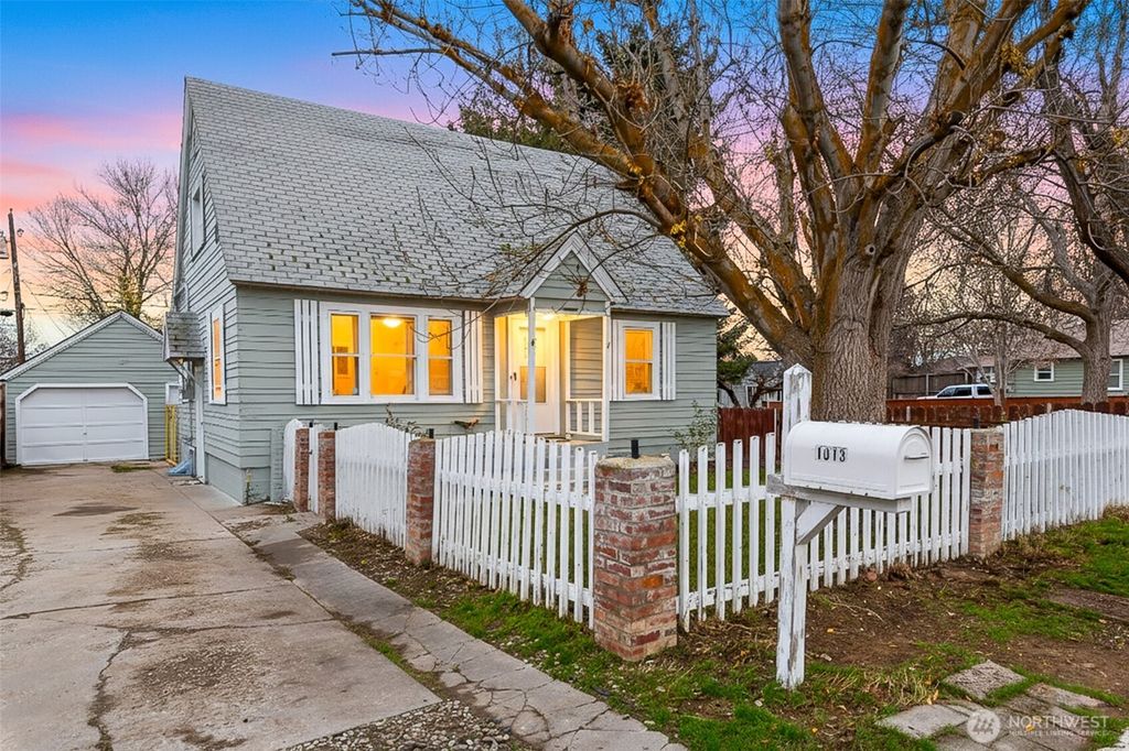 Photo of 1013 Amherst Avenue, Wenatchee, WA 98801 (MLS # 2459491)