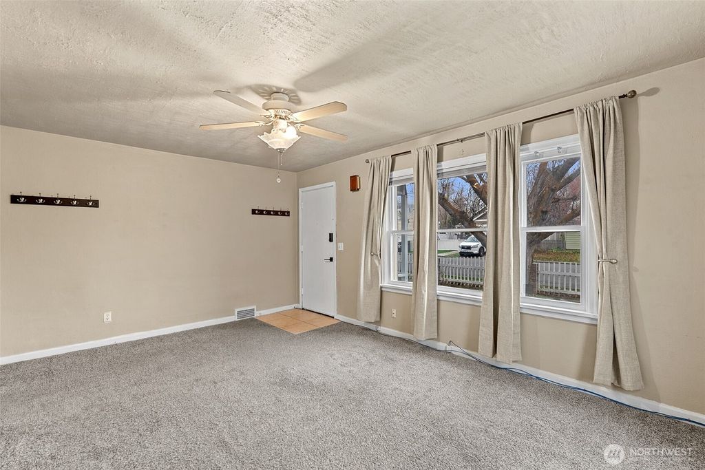 Photo of 1013 Amherst Avenue, Wenatchee, WA 98801 (MLS # 2459491)