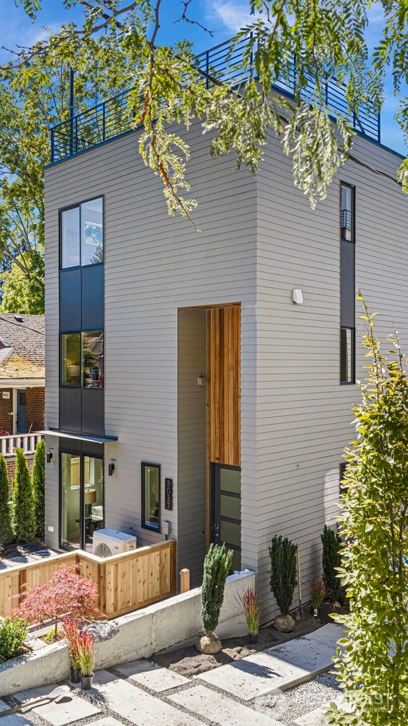 Photo of 8037 Wallingford Avenue N, Seattle, WA 98103 (MLS # 2570607)