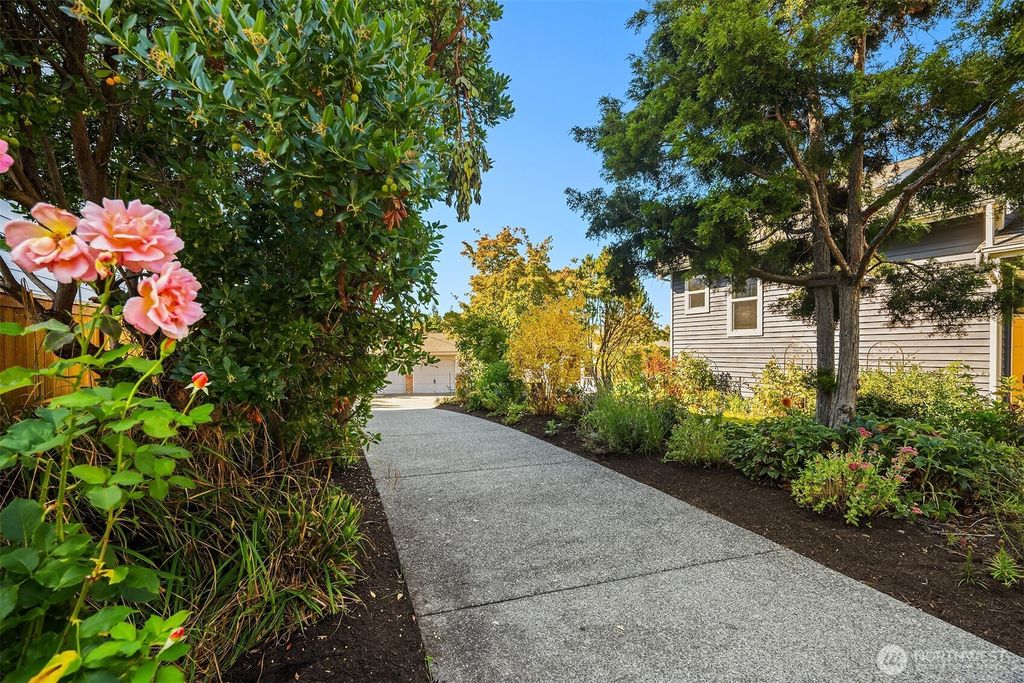Photo of 14933 73rd Avenue NE, Kenmore, WA 98028 (MLS # 2430654)