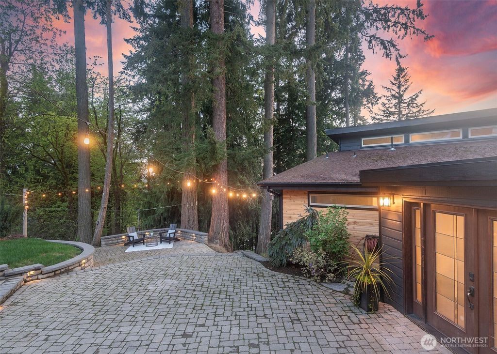 Photo of 18631 E Spring Lake Drive SE, Renton, WA 98058 (MLS # 2512737)