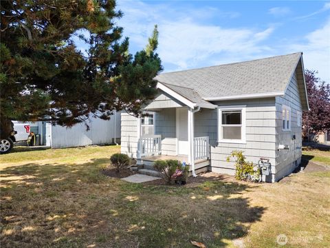 Photo of 810 32nd Street, Anacortes, WA 98221 (MLS # 2440415)
