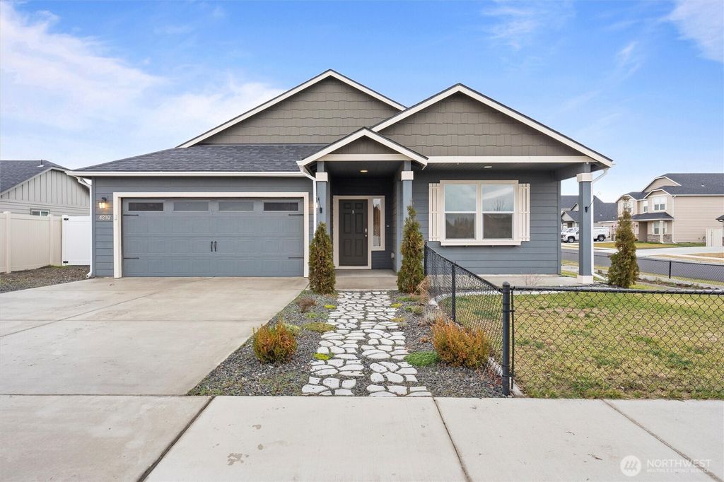Photo of 4210 Cove West, Moses Lake, WA 98837 (MLS # 2461126)