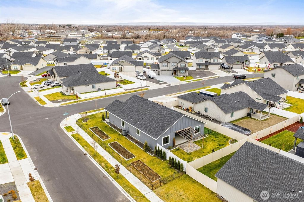 Photo of 4210 Cove West, Moses Lake, WA 98837 (MLS # 2461126)