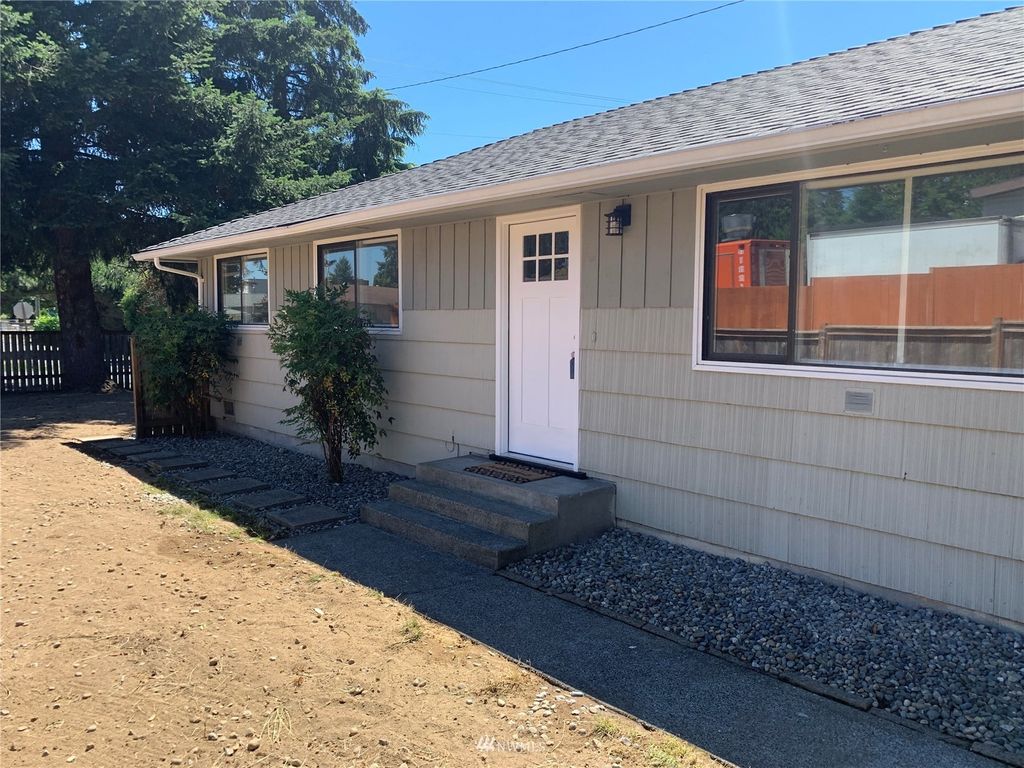 Photo of 14715 8th Avenue S, Burien, WA 98168 (MLS # 1966019)