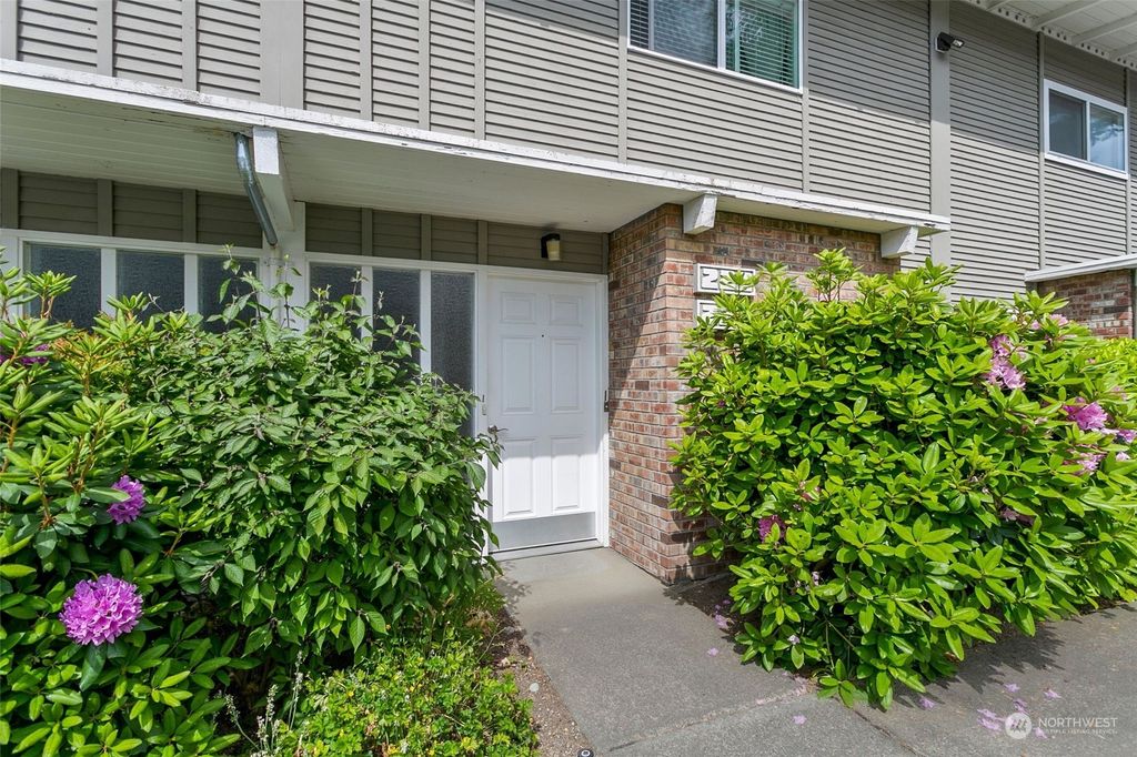 Photo of 5711 122nd Place SE #221, Bellevue, WA 98006 (MLS # 2073037)