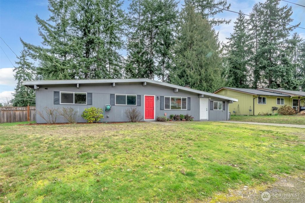 Photo of 33004 29th Avenue SW, Federal Way, WA 98023 (MLS # 2484581)