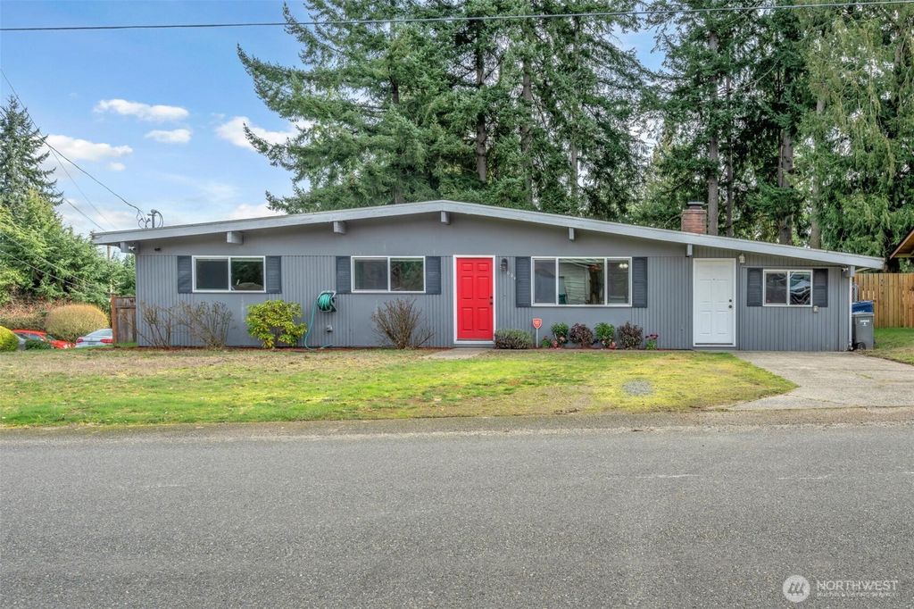 Photo of 33004 29th Avenue SW, Federal Way, WA 98023 (MLS # 2484581)
