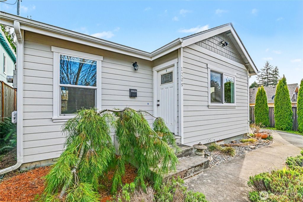 Photo of 1209 9th Avenue SE, Olympia, WA 98501 (MLS # 2486204)