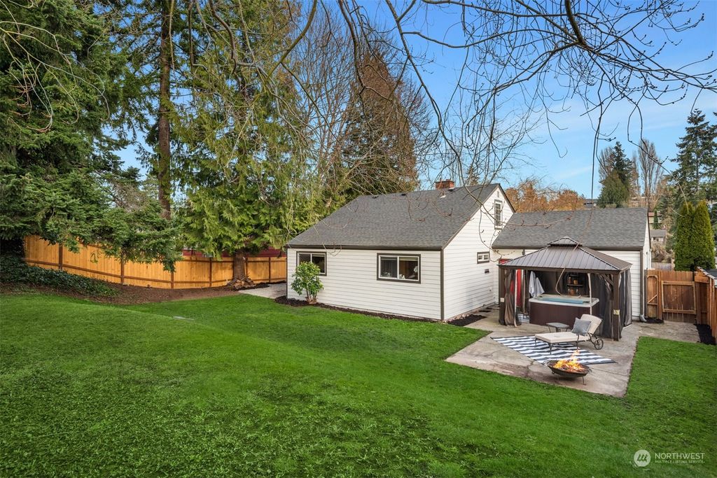Photo of 11011 25th Avenue SW, Seattle, WA 98146 (MLS # 2326068)