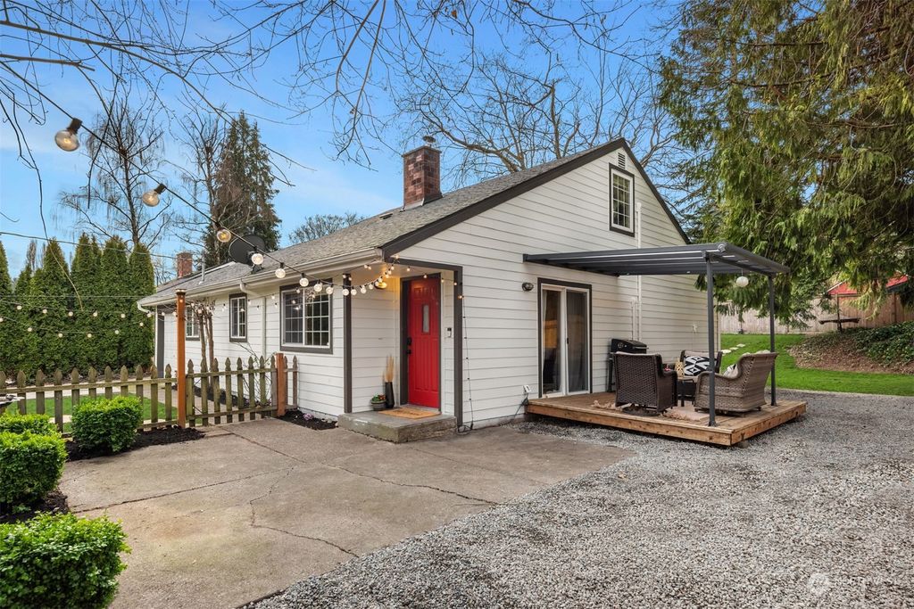 Photo of 11011 25th Avenue SW, Seattle, WA 98146 (MLS # 2326068)