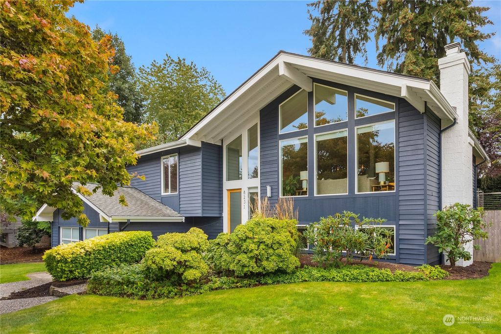 Photo of 8231 SE 33rd Place, Mercer Island, WA 98040 (MLS # 2294849)