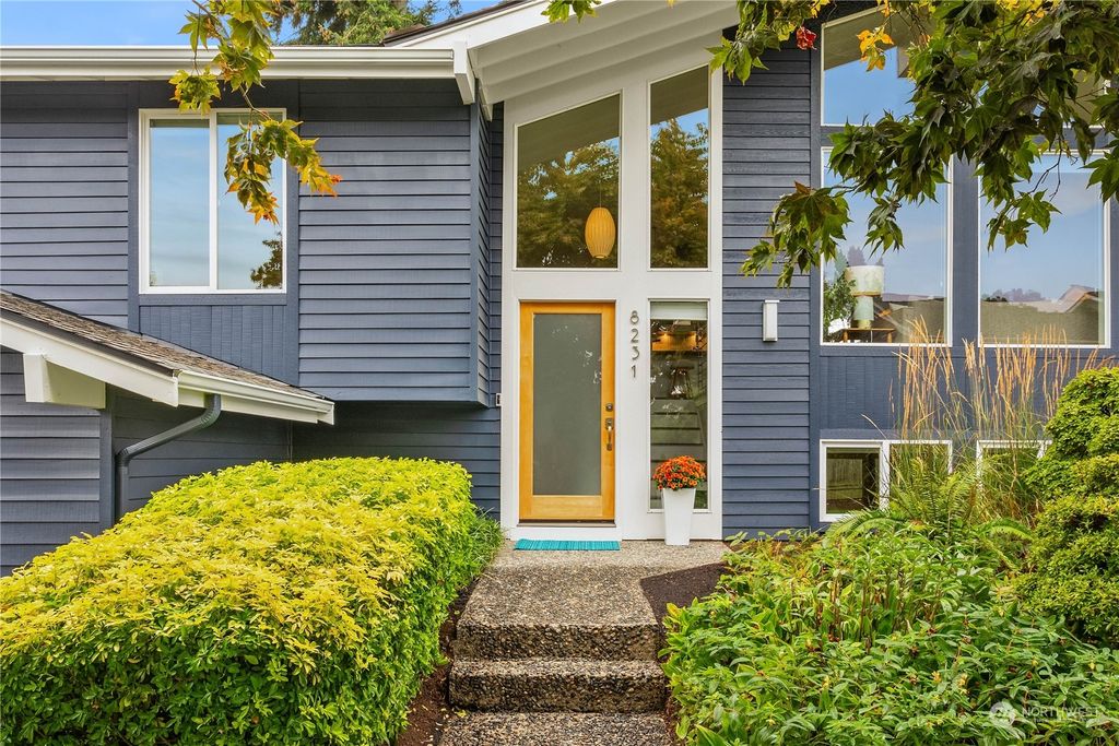 Photo of 8231 SE 33rd Place, Mercer Island, WA 98040 (MLS # 2294849)