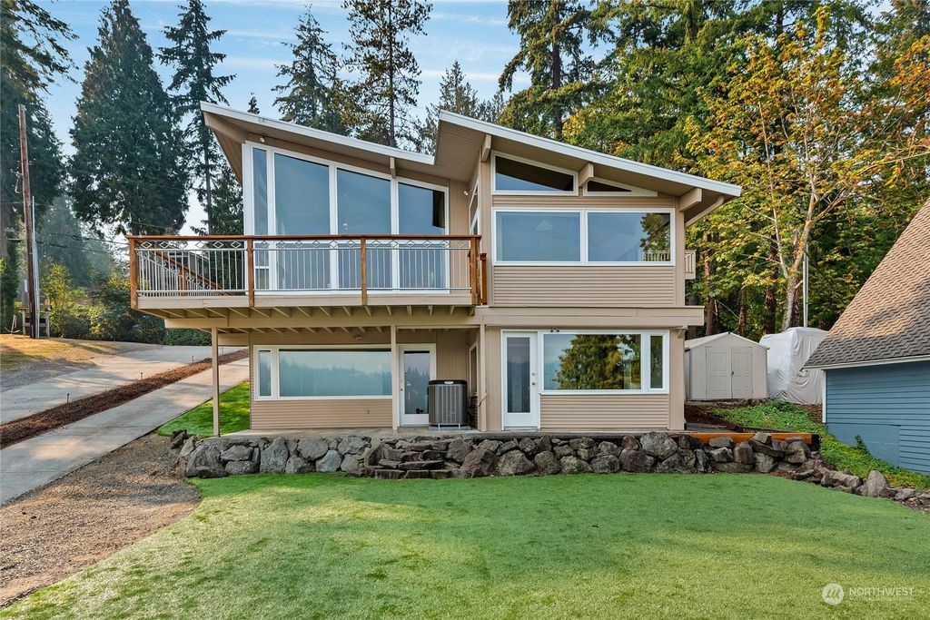 Photo of 2450 West Lake Sammamish Parkway NE, Redmond, WA 98052 (MLS # 2005872)