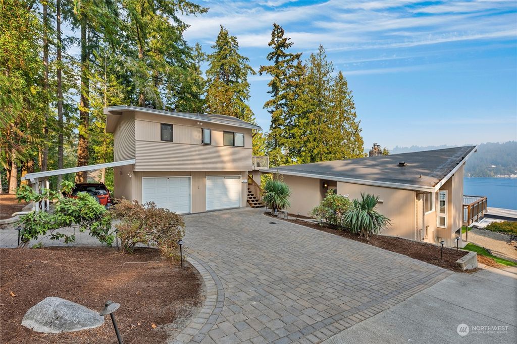 Photo of 2450 West Lake Sammamish Parkway NE, Redmond, WA 98052 (MLS # 2005872)