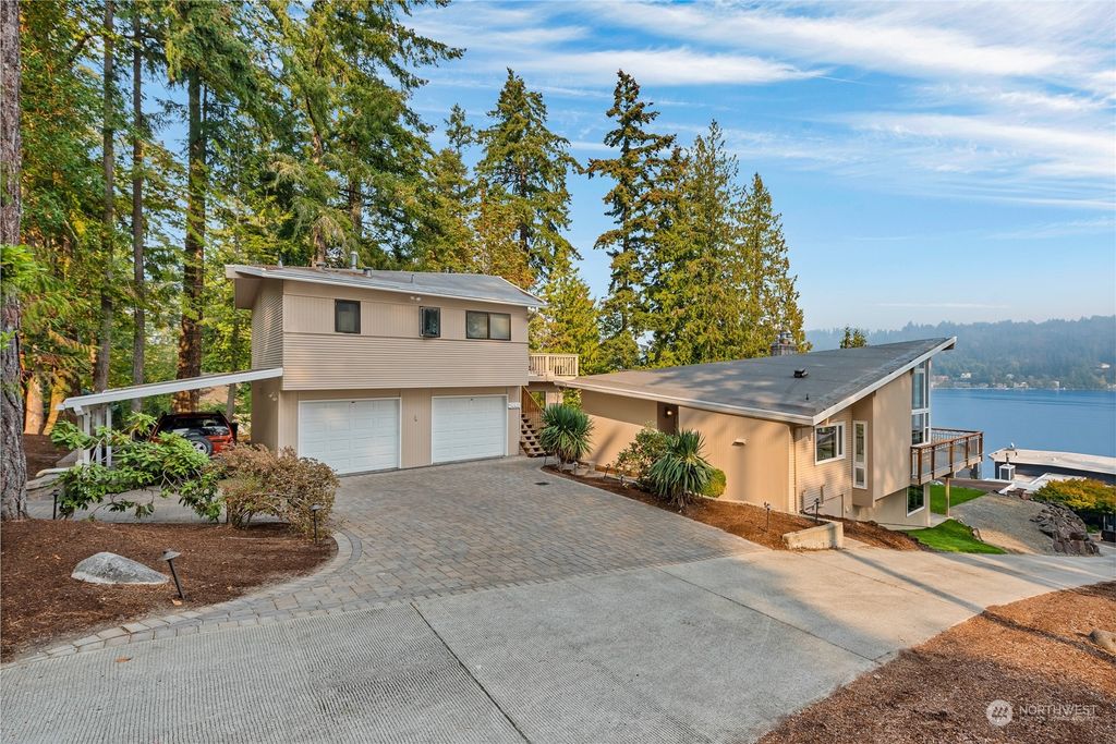 Photo of 2450 West Lake Sammamish Parkway NE, Redmond, WA 98052 (MLS # 2005872)