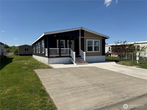Photo of 205 Pleasant Avenue #44, Grandview, WA 98930 (MLS # 2519320)