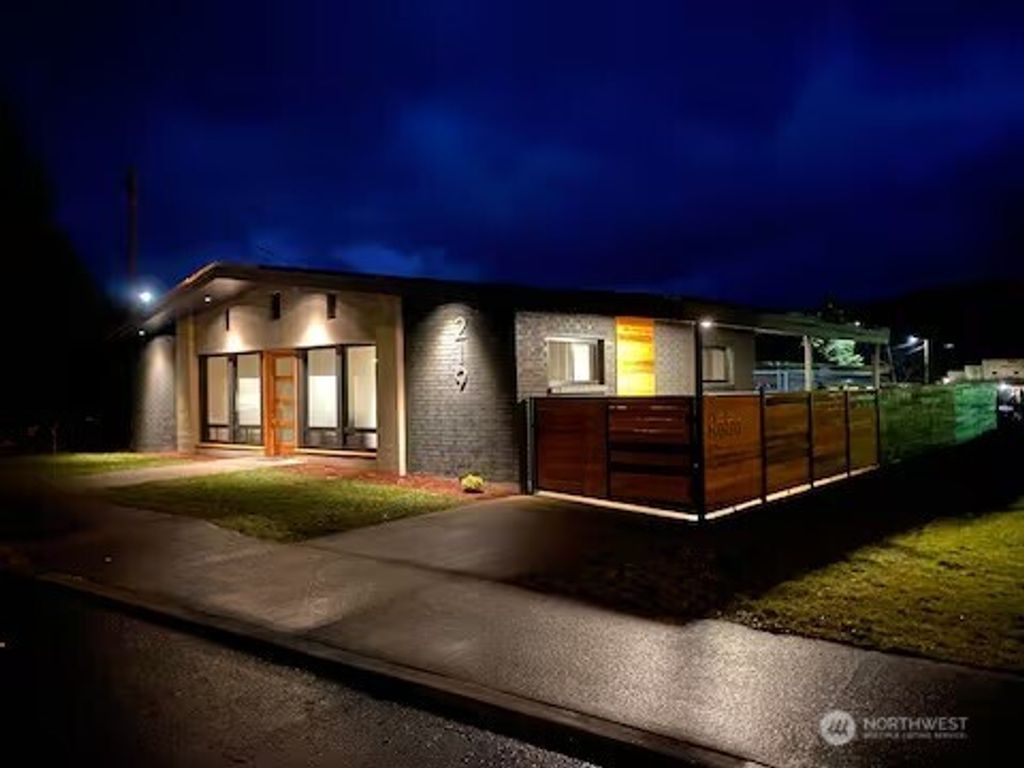 Photo of 219 E Main St, Mossyrock, WA 98564 (MLS # 2472915)