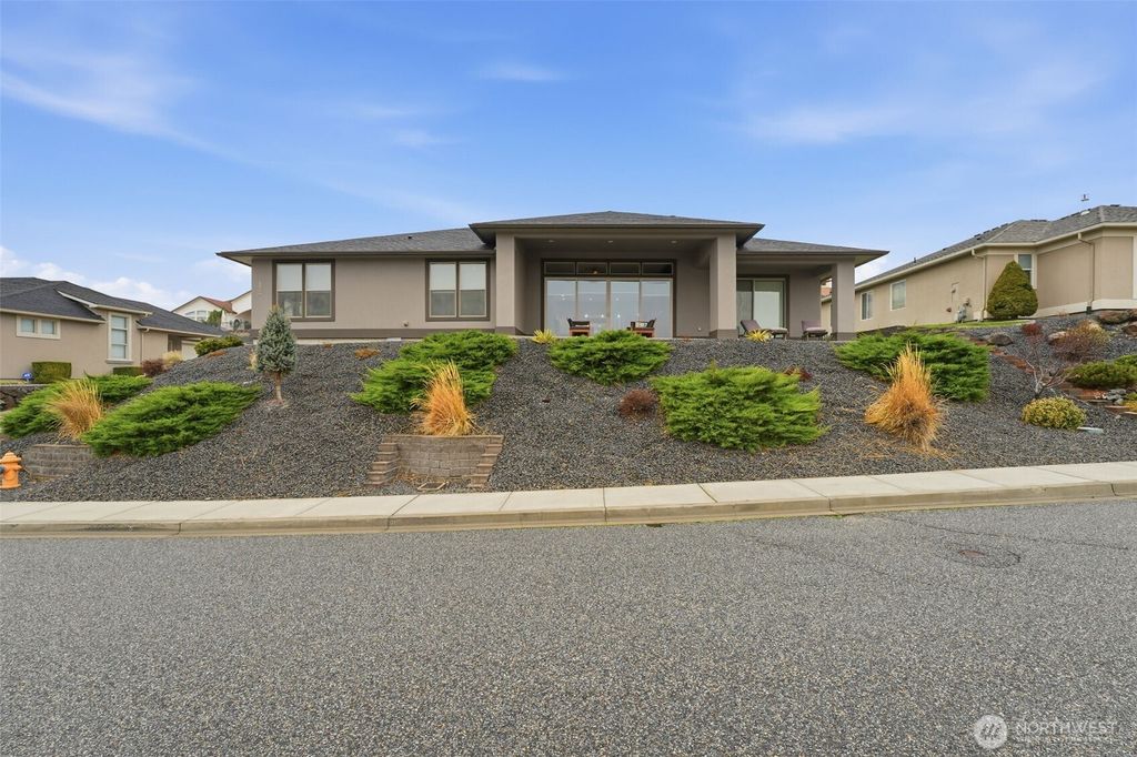 Photo of 1359 White Bluffs Street, Richland, WA 99352 (MLS # 2477078)