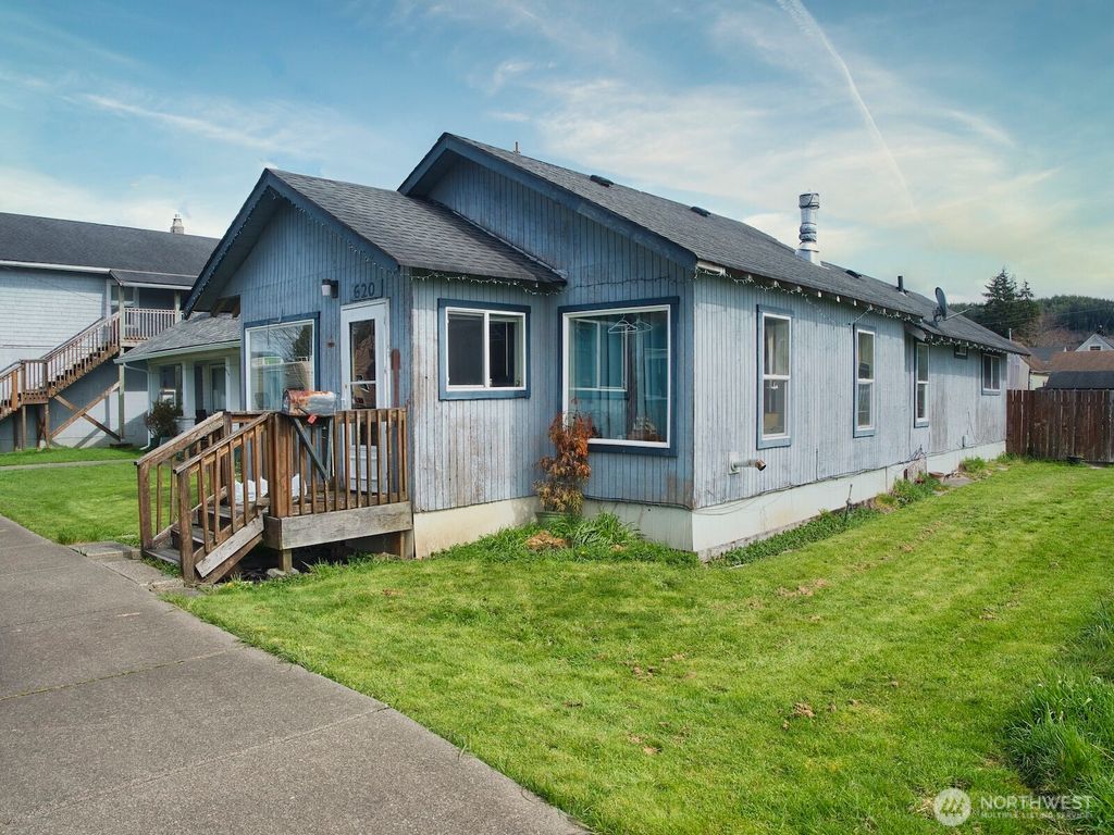 Photo of 620 Monroe Street, Hoquiam, WA 98550 (MLS # 2498030)