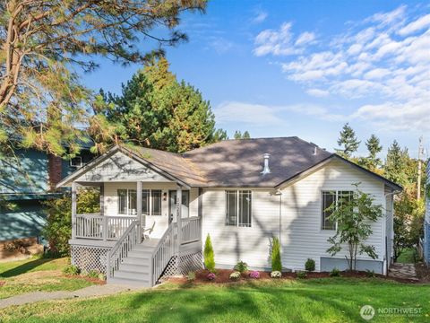 Photo of 3323 Federal Avenue, Everett, WA 98201 (MLS # 2443278)