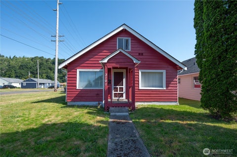 Photo of 3101 Sumner Avenue, Hoquiam, WA 98550 (MLS # 2545590)