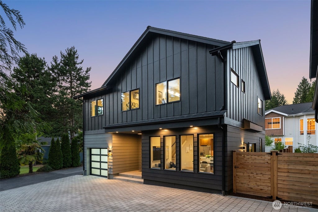 Photo of 12908 NE 70th Place, Kirkland, WA 98033 (MLS # 2543513)